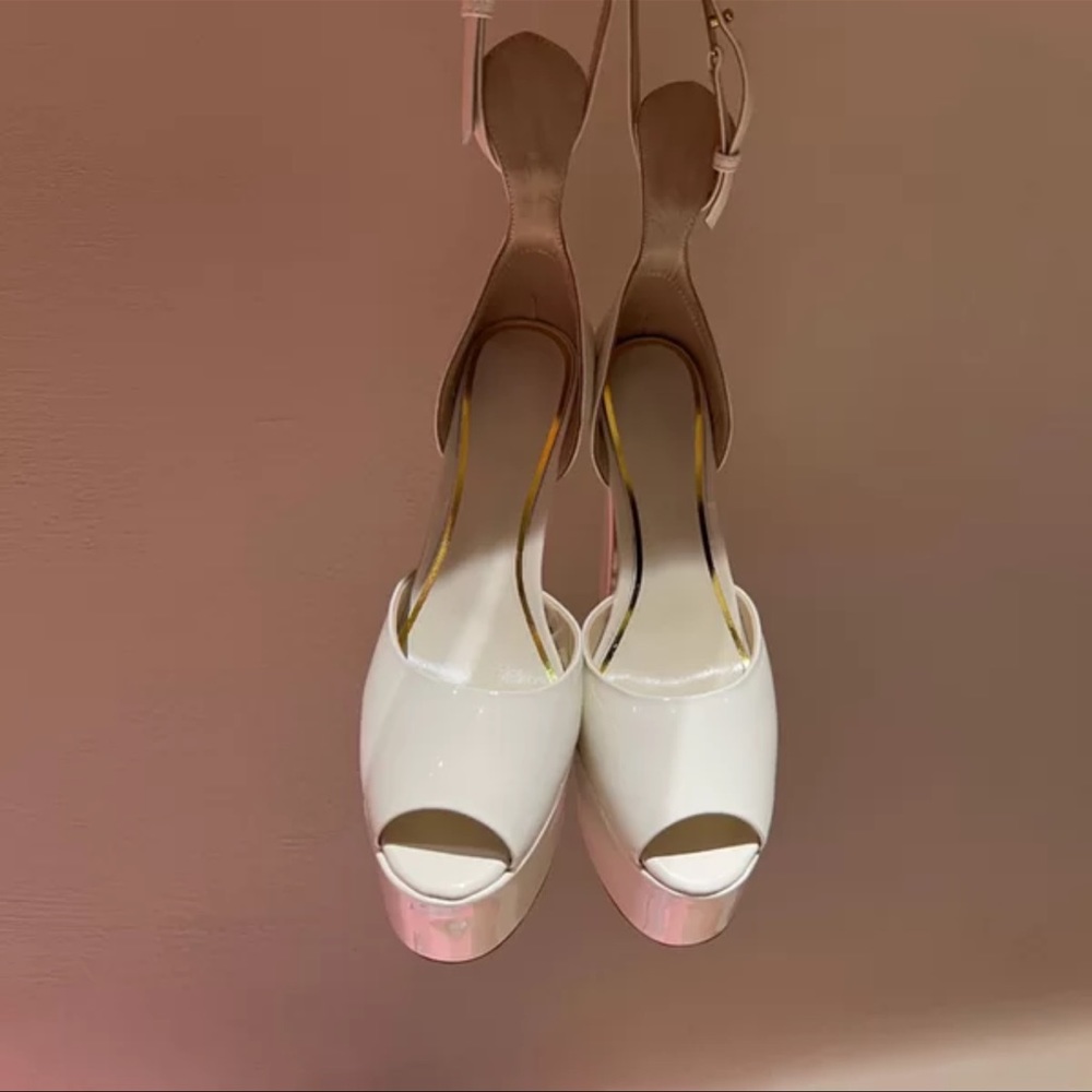 I’m selling these Gorgeous  pumps from Valentino size 39